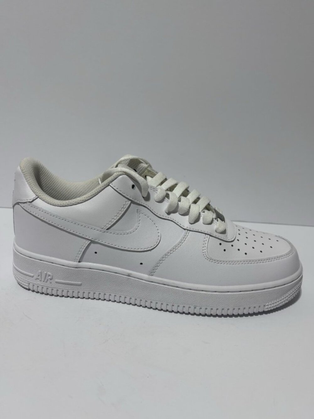 Nike Men’s Air Force 1 ‘07 White Sneakers, Size 9.5 M